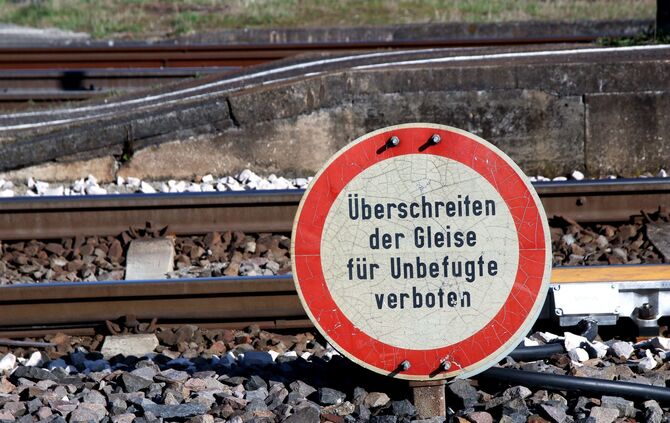 überschreiten der Gleise gleis schild symbol symbolbild symbolfoto