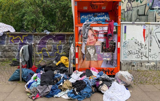 Müll am Kleidercontainer