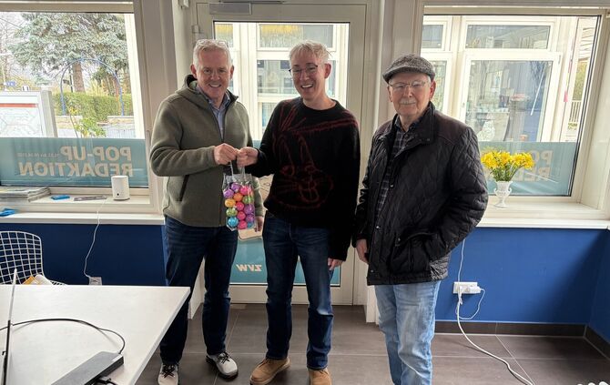 Der Weinstädter CDU-Fraktionschef Volker Gaupp (links) überreicht Weinstadt-Redakteur Bernd Klopfer (Mitte) ein kleines Osterges