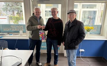 Der Weinstädter CDU-Fraktionschef Volker Gaupp (links) überreicht Weinstadt-Redakteur Bernd Klopfer (Mitte) ein kleines Osterges