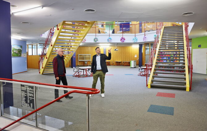 Schulleiter Jörg Ziegler (links) und Bürgermeister Holger Niederberger
in der Aula der Nachbarschaftsschule.