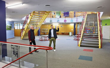 Schulleiter Jörg Ziegler (links) und Bürgermeister Holger Niederberger
in der Aula der Nachbarschaftsschule.