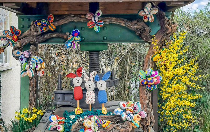 Österliche Dekoration im Heimatmuseum in Endersbach zum Ostersonntag am 5. April mit bunten Blüten, Osterhasen und Eiern.