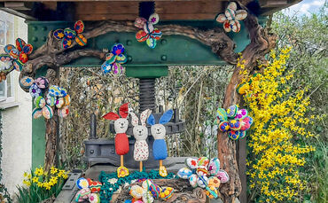 Österliche Dekoration im Heimatmuseum in Endersbach zum Ostersonntag am 5. April mit bunten Blüten, Osterhasen und Eiern.