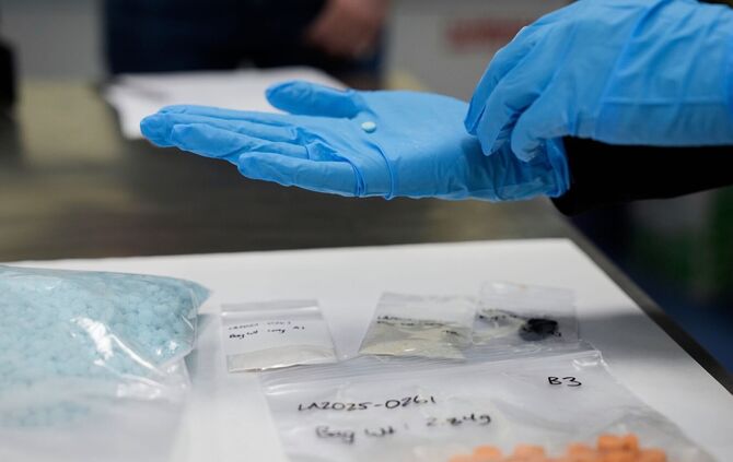 Synthetische Opioide sind im Labor hergestellte Drogen, die vor allem schmerzlindernd wirken, wie Fentanyl oder Methadon. (Symbo