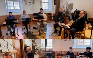 Teilnehmer des offenen Gitarrens beim Musizieren im evangelischen Gemeindehaus Rielingshausen.
