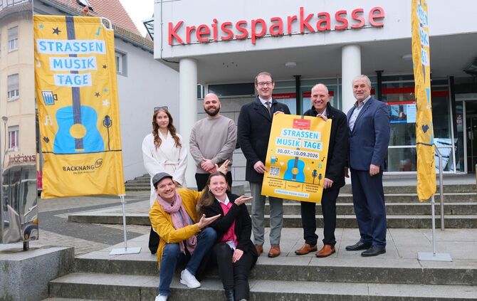 Vertreter der Stadt Backnang und der Kreissparkasse Waiblingen präsentieren die Straßen Musik Tage 2026. Die Veranstaltungsreihe