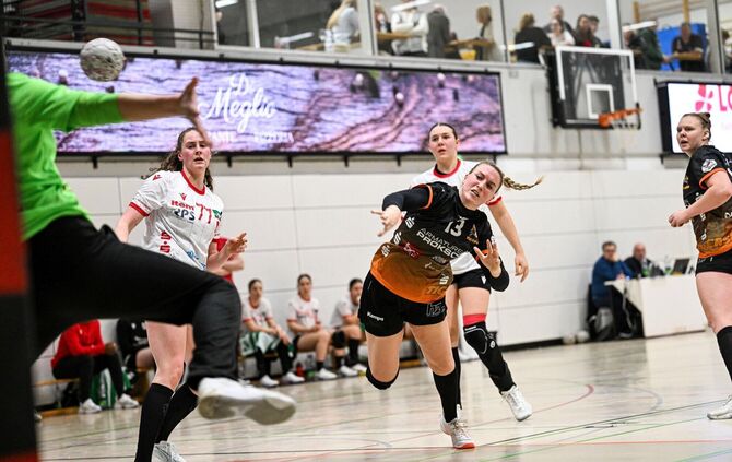 Samira Brand (Mitte) ist angeschlagen. Der VfL-Trainer Michael Stettner hofft, dass die Rückraumspielerin einsatzfähig sein wird