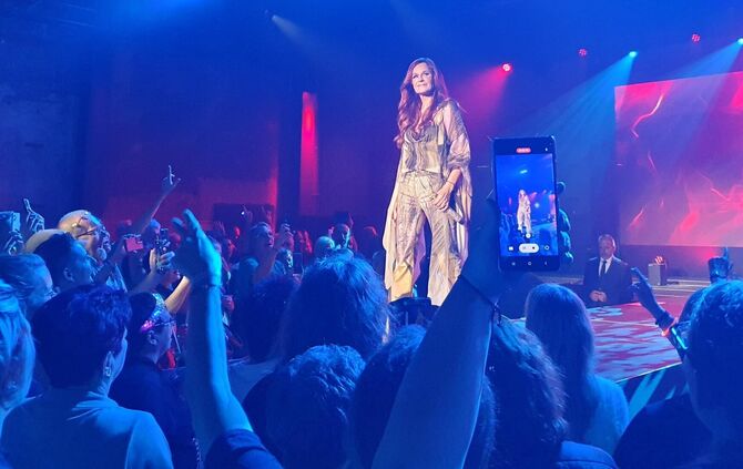 So sieht es aus, wenn Sängerin Andrea Berg mit ihren Fans im "Bergwerk" das Leben feiert: Stimmungsvoll wird sicher auch das Ost