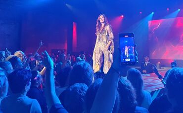 So sieht es aus, wenn Sängerin Andrea Berg mit ihren Fans im "Bergwerk" das Leben feiert: Stimmungsvoll wird sicher auch das Ost