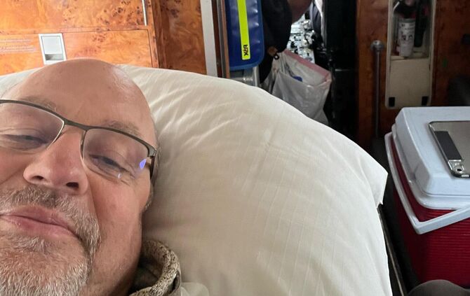Selfie aus dem umgebauten, von der Versicherung gecharteten Learjet 35, der Johannes Bursch (61) von Bodø nach Stuttgart gefloge