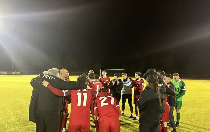 Im Mannschaftskreis nach der Partie war die Stimmung bei der SG Schorndorf ausgelassen. Trainer Koray Yildiz (Mitte, in Schwarz)