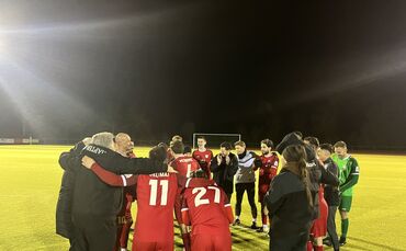 Im Mannschaftskreis nach der Partie war die Stimmung bei der SG Schorndorf ausgelassen. Trainer Koray Yildiz (Mitte, in Schwarz)
