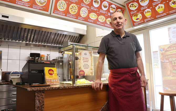 Ismail Akbas betreibt seit 18 Jahren einen Dönerladen in Beutelsbach - wegen der Baustelle vor seinem Geschäft verkaufte er seit