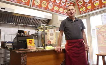 Ismail Akbas betreibt seit 18 Jahren einen Dönerladen in Beutelsbach - wegen der Baustelle vor seinem Geschäft verkaufte er seit