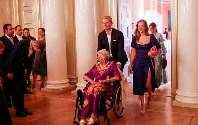 Prinzessin Astrid (vorne)