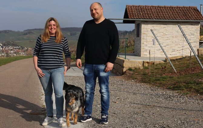 Maximiliane Häfner (33) und Philipp Haidle (33) vom Weingut Wolfgang Haidle mit Hündin Roxy vor der restaurierten Weinberg-Hütte