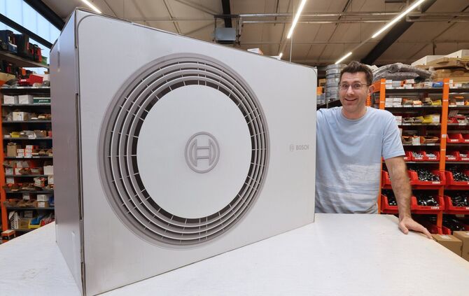 Luft-Wärmepumpen (hier eine Nachbildung aus Karton) sind für Jörg Gamperling, Chefredakteur des "Heizungsjournal" aus Winnenden,