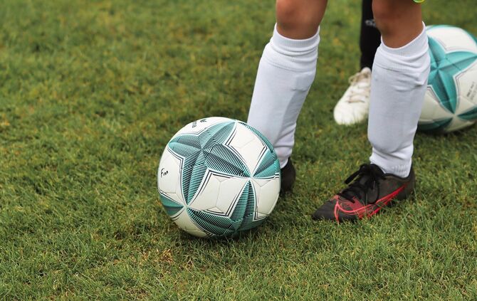 Bei Ganztagsangeboten der Grundschulen springen oft auch Sportvereine ein und bieten zum Beispiel Fußball an.