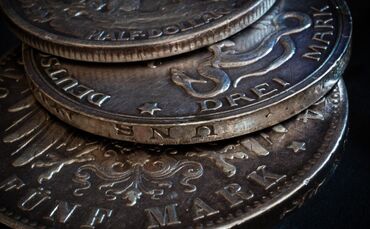 Der Silberkurs ist zurzeit sehr hoch. Ein Diebstahl von Münzen aus Silber ist daher ein großer Verlust. (Symbolbild)