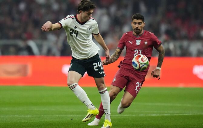 Mexikos Brian Gutierrez (l) und Portugals Ruben Neves konnten im Freundschaftsspiel ihrer Teams keine Tore bejubeln.