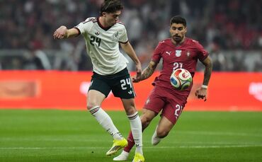 Mexikos Brian Gutierrez (l) und Portugals Ruben Neves konnten im Freundschaftsspiel ihrer Teams keine Tore bejubeln.