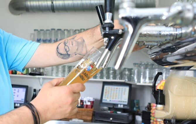 Gäste zahlen bald weniger fürs Bier im VfL-Biergarten (Symbolfoto).