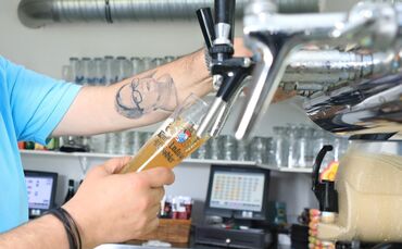 Gäste zahlen bald weniger fürs Bier im VfL-Biergarten (Symbolfoto).