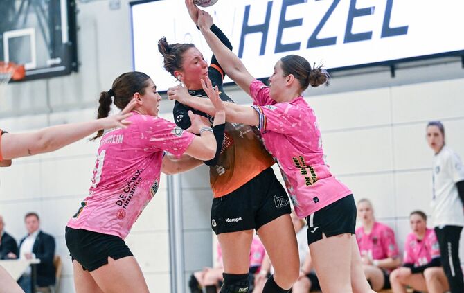 Lara Eckhardt (Mitte) und der VfL mühten sich, mussten aber die Überlegenheit der Füchse Berlin anerkennen. Hier wird die VfL-Rü