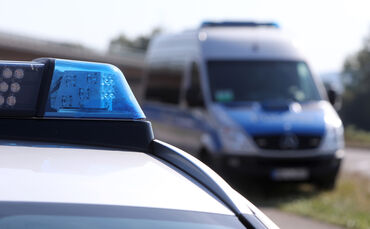 Zwei Autos sind auf der Kreisstraße zusammengestoßen (Symbolfto).