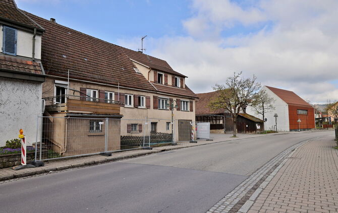 Am Haus Bachstraße 11 in Winterbach steht ein Bauzaun, im Inneren laufen die Abbrucharbeiten.