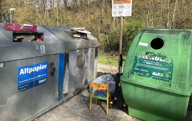 Alter Staubsauger, Stuhl und anderer Müll an einem Container-Standort im Ameisenbühl in Waiblingen.