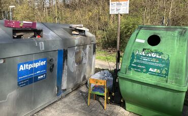 Alter Staubsauger, Stuhl und anderer Müll an einem Container-Standort im Ameisenbühl in Waiblingen.