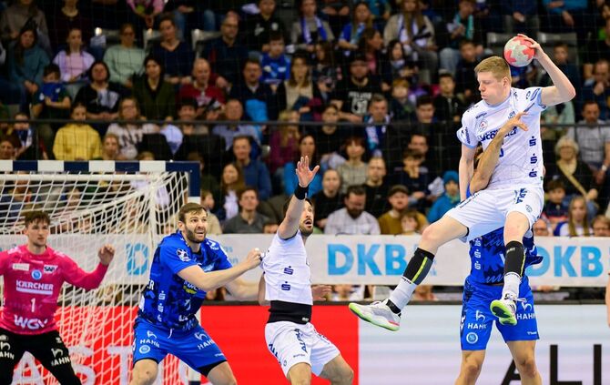 Kampf war angesagt in der Porsche-Arena. Der TVB-Innenblock mit Samuel Röthlisberger (links, gegen Tim Suton) und Toni Serradill