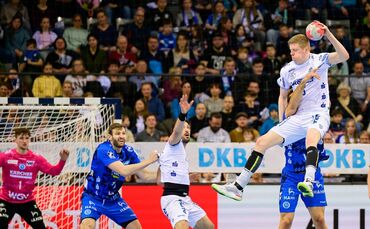 Kampf war angesagt in der Porsche-Arena. Der TVB-Innenblock mit Samuel Röthlisberger (links, gegen Tim Suton) und Toni Serradill