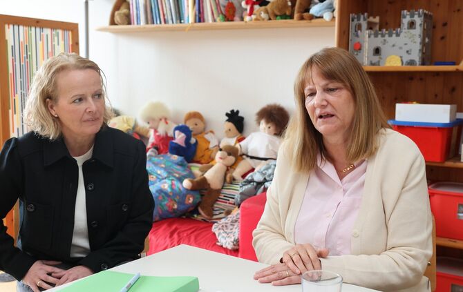 Melani Arnold (links) und Sylvia Prekas erläuteren, worum es beim "Schwangeren-Treff" geht.