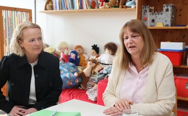 Melani Arnold (links) und Sylvia Prekas erläuteren, worum es beim "Schwangeren-Treff" geht.