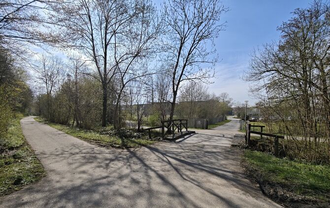 Die "Kreuzung" zwischen Schlosspark und Betriebshof des Zentrum für Psychiatrie. Der links anschließende Weg wird bis 2029 ausge