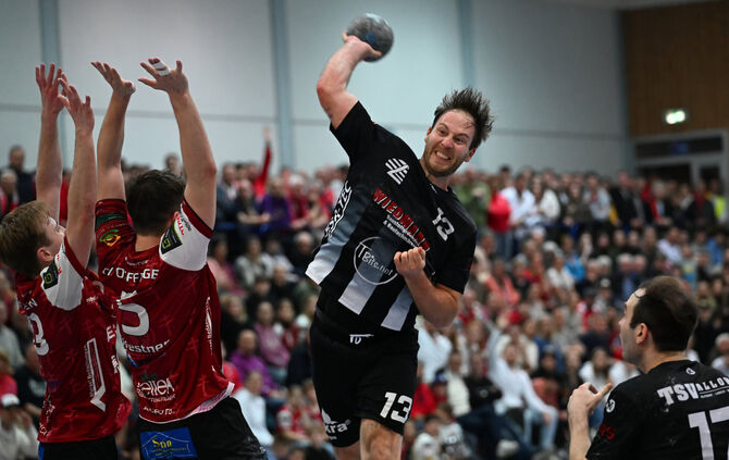 Sascha Laurenz (mit Ball) und der TSV Allowa stehen durch den Sieg in Oeffingen kurz vor dem Aufstieg in die Oberliga.