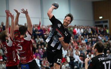 Sascha Laurenz (mit Ball) und der TSV Allowa stehen durch den Sieg in Oeffingen kurz vor dem Aufstieg in die Oberliga.