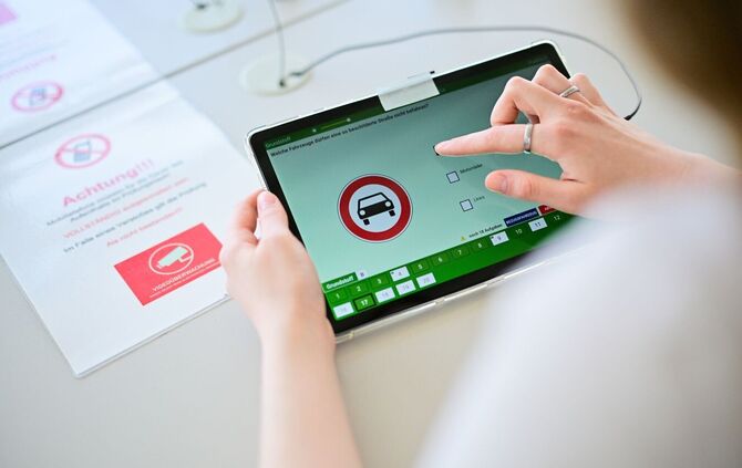 In mehr als jedem dritten Fall kamen Gadgets wie etwa Mini-Kameras oder kleine Ohrhörer zum Einsatz. (Symbolbild)