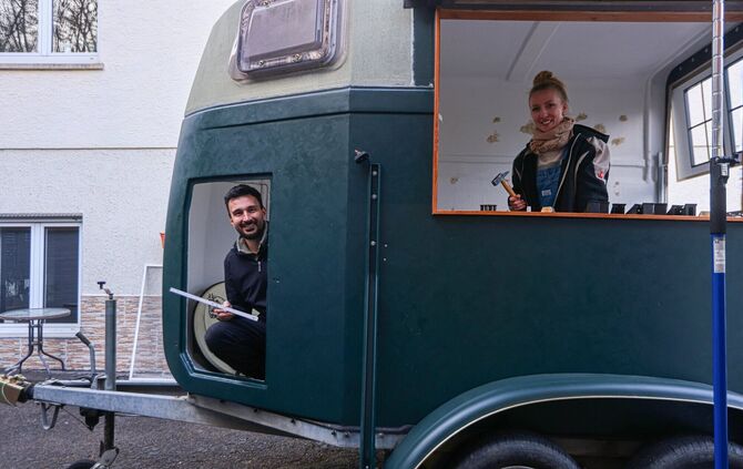 Moritz Seiter (links) und Sophie Krammer bauen einen 30 Jahre alten Pferdeanhänger zum Crêpe-Wagen um.