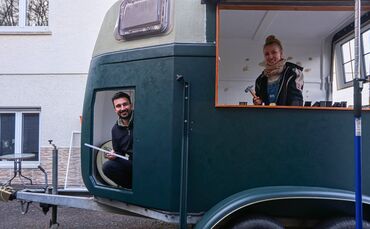 Moritz Seiter (links) und Sophie Krammer bauen einen 30 Jahre alten Pferdeanhänger zum Crêpe-Wagen um.