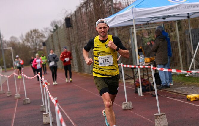 Auch bei echtem Aprilwetter voller Einsatz mit 433 Teilnehmenden: der 53. Volkslauf in Stetten.
