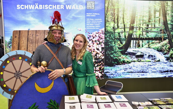 Wer wird Leonie Reber (rechts) als Waldfee ablösen und ab Mai 2026 ein Jahr lang als Markenbotschafterin durch den Schwäbischen
