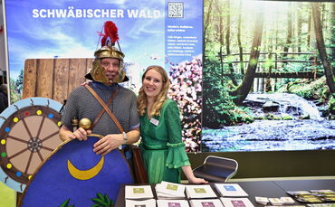 Wer wird Leonie Reber (rechts) als Waldfee ablösen und ab Mai 2026 ein Jahr lang als Markenbotschafterin durch den Schwäbischen