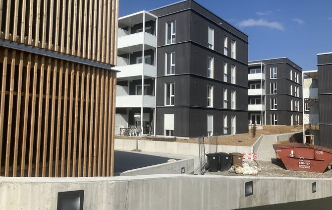 Neue Wohnhäuser der Robert Bosch Wohnungsgesellschaft mbH im Sachsenweg in Waiblingen. Links im Bild: Das mit viel Holz gebaute