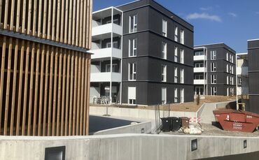Neue Wohnhäuser der Robert Bosch Wohnungsgesellschaft mbH im Sachsenweg in Waiblingen. Links im Bild: Das mit viel Holz gebaute 
