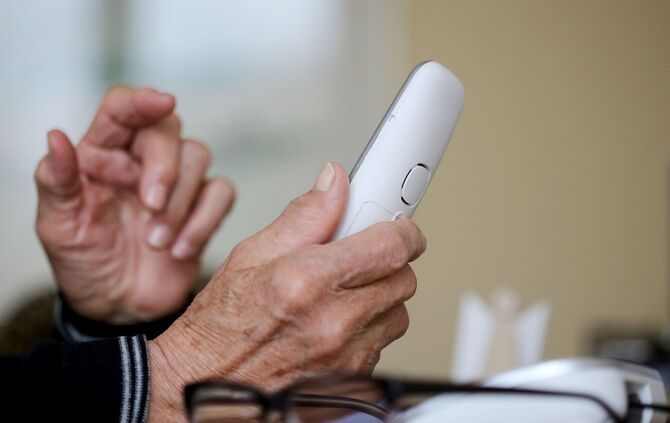 Die Täter gaben sich als Polizisten aus und forderten den alten mann auf seine Wertgegenstände bei ihnen in Sicherheit zu bringe