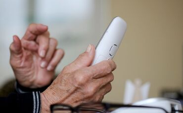 Die Täter gaben sich als Polizisten aus und forderten den alten mann auf seine Wertgegenstände bei ihnen in Sicherheit zu bringe